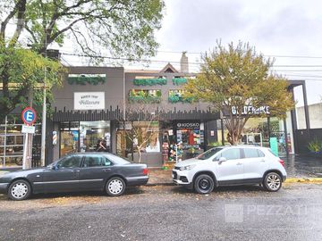 Oficina en  alquiler. Zona Güemes. Jardin, 2 privados. recepciòn. Baño