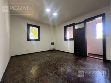 Oficina en  alquiler. Zona Güemes. Jardin, 2 privados. recepciòn. Baño