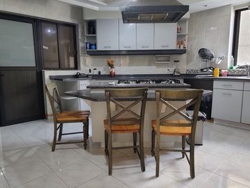 Se vende amplio departamento en Bosques de las Lomas (V)