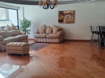 Se vende amplio departamento en Bosques de las Lomas (V)