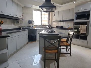 Se vende amplio departamento en Bosques de las Lomas (V)