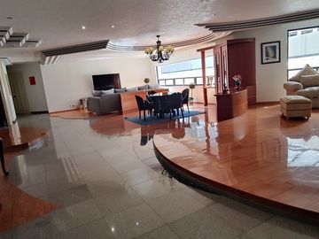 Se vende amplio departamento en Bosques de las Lomas (V)