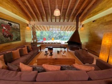 EN AVANDARO  8,000M2 CON 3 CASAS