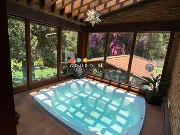 EN AVANDARO  8,000M2 CON 3 CASAS