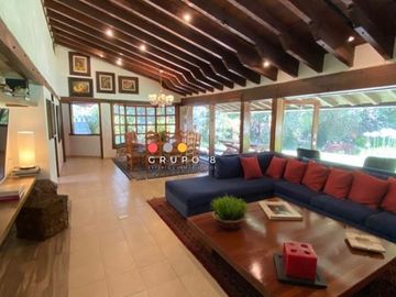 EN AVANDARO  8,000M2 CON 3 CASAS