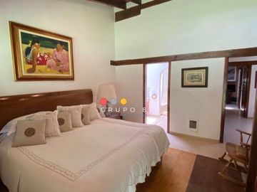 EN AVANDARO  8,000M2 CON 3 CASAS