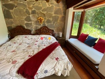 EN AVANDARO  8,000M2 CON 3 CASAS