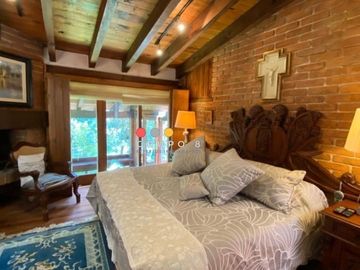 EN AVANDARO  8,000M2 CON 3 CASAS