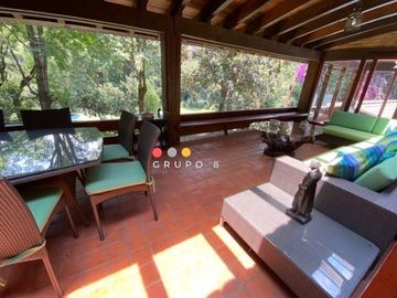 EN AVANDARO  8,000M2 CON 3 CASAS