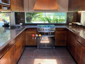 EN AVANDARO  8,000M2 CON 3 CASAS