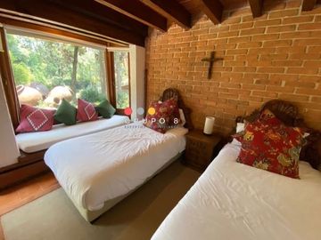 EN AVANDARO  8,000M2 CON 3 CASAS