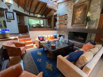 EN AVANDARO  8,000M2 CON 3 CASAS
