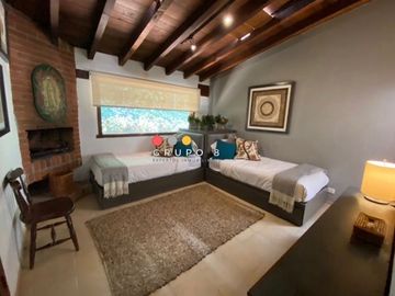 EN AVANDARO  8,000M2 CON 3 CASAS