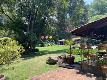 EN AVANDARO  8,000M2 CON 3 CASAS