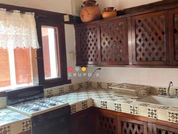 EN AVANDARO  8,000M2 CON 3 CASAS