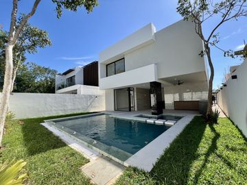 Casa en venta en privada residencial zona de Chablekal