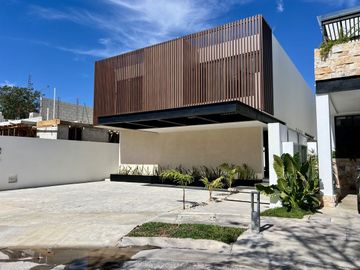 Casa en venta en privada residencial zona de Chablekal