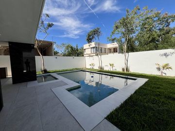 Casa en venta en privada residencial zona de Chablekal
