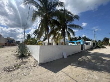 CASA EN VENTA EN SEGUNDA FILA DE LAS PLAYAS DE TELCHAC PUERTO