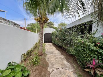 Casa en venta en Col. Mexico con paneles solares y amplio terreno en Merida Yuc.
