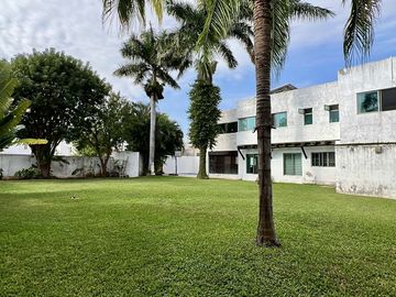 Casa en venta en Col. Mexico con paneles solares y amplio terreno en Merida Yuc.