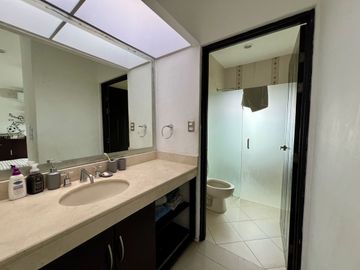 Casa en venta en Col. Mexico con paneles solares y amplio terreno en Merida Yuc.
