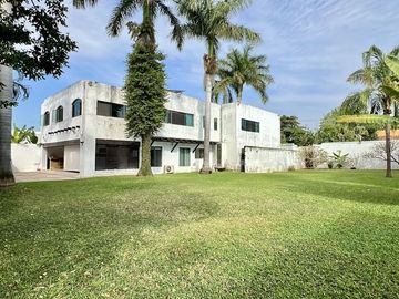 Casa en venta en Col. Mexico con paneles solares y amplio terreno en Merida Yuc.