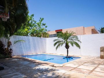 Casa en venta en Col. Mexico con paneles solares y amplio terreno en Merida Yuc.
