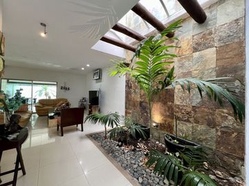 Casa en venta en Col. Mexico con paneles solares y amplio terreno en Merida Yuc.