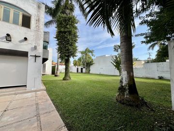 Casa en venta en Col. Mexico con paneles solares y amplio terreno en Merida Yuc.