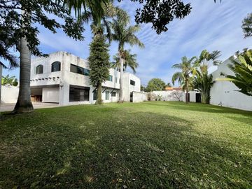 Casa en venta en Col. Mexico con paneles solares y amplio terreno en Merida Yuc.