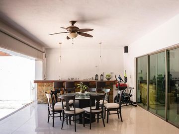 Casa en venta en Col. Mexico con paneles solares y amplio terreno en Merida Yuc.