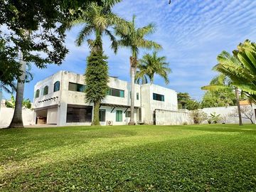 Casa en venta en Col. Mexico con paneles solares y amplio terreno en Merida Yuc.