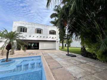 Casa en venta en Col. Mexico con paneles solares y amplio terreno en Merida Yuc.