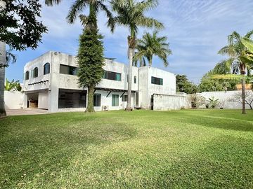 Casa en venta en Col. Mexico con paneles solares y amplio terreno en Merida Yuc.