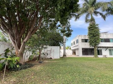 Casa en venta en Col. Mexico con paneles solares y amplio terreno en Merida Yuc.