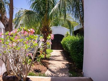 Casa en venta en Col. Mexico con paneles solares y amplio terreno en Merida Yuc.