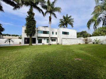 Casa en venta en Col. Mexico con paneles solares y amplio terreno en Merida Yuc.