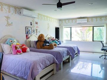 Casa en venta en Col. Mexico con paneles solares y amplio terreno en Merida Yuc.