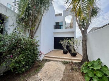 Casa en venta en Col. Mexico con paneles solares y amplio terreno en Merida Yuc.