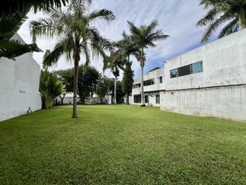 Casa en venta en Col. Mexico con paneles solares y amplio terreno en Merida Yuc.