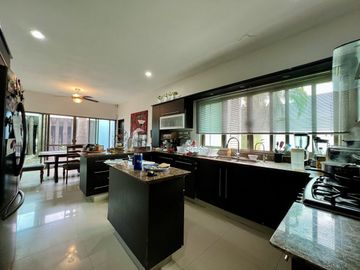 Casa en venta en Col. Mexico con paneles solares y amplio terreno en Merida Yuc.