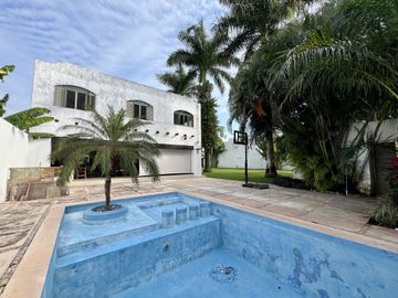Casa en venta en Col. Mexico con paneles solares y amplio terreno en Merida Yuc.