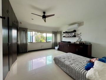 Casa en venta en Col. Mexico con paneles solares y amplio terreno en Merida Yuc.