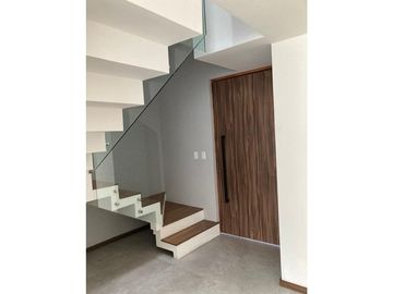 CASA EN VENTA CON 3 RECÁMARAS DENTRO DEL FRACCIONAMIENTO PUNTA LOMA