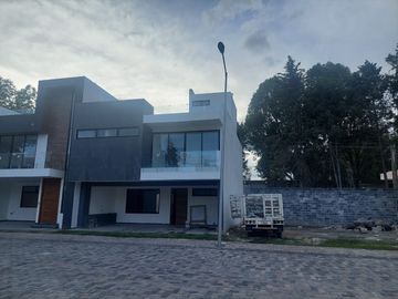 VENTA DE CASA NUEVA 3 RECAMARAS CADA UNA CON BAÑO FRACCIONAMIENTO PUNTA LOMA,