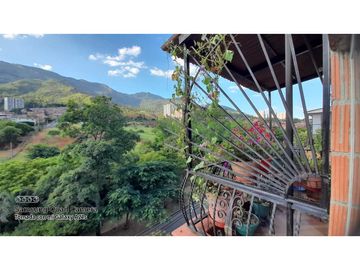 VENDO CASA FRENTE AL EXITO, CENTRO COMERCIAL PUERTA DEL NORTE NIQUIA