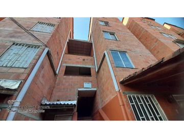 VENDO CASA FRENTE AL EXITO, CENTRO COMERCIAL PUERTA DEL NORTE NIQUIA