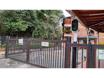 VENDO CASA FRENTE AL EXITO, CENTRO COMERCIAL PUERTA DEL NORTE NIQUIA