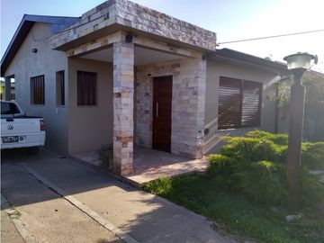 Chalet 3 amb. Barrio Castagnino. Pileta de natación.